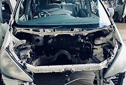 車を解体中の画像
